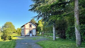 A two-story house with a gravel driveway leading to a white door. - L'escale de Saint Martin (Saint-Martin-de-Mailloc)
