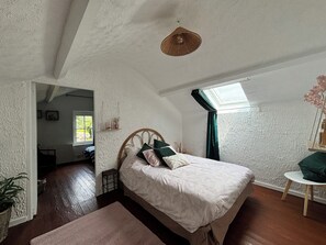 2 habitaciones, tabla de planchar con plancha, wifi y ropa de cama