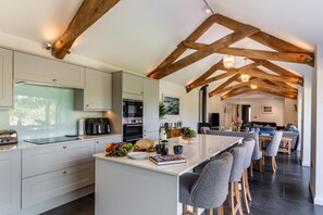 Microwave, oven, dishwasher, high chair - 3 Bed in Hartland (oc-w29797) (Hartland)