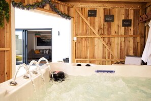 Outdoor spa tub - 2 Bed in Harracott (oc-m29831) (Harracott)