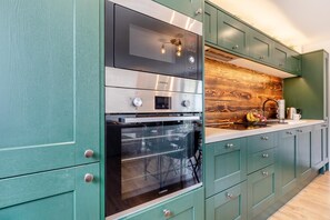 Mikrowelle, Ofen, Geschirrspüler, Hochstuhl