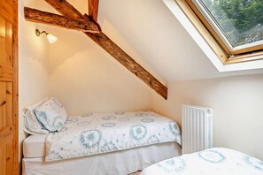 2 bedrooms, iron/ironing board, travel crib, free WiFi - 2 Bed in Kentisbeare (oc-n29842) (Kentisbeare)