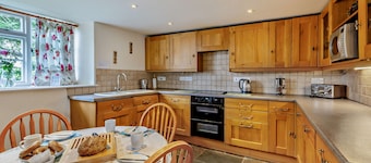 Nightingales - Two Bedroom House, Sleeps 4