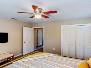 3 bedrooms, iron/ironing board, WiFi, bed sheets - Charming 3-bed, 2- bath house with open concept living and sunroom in Savannah (Savannah)