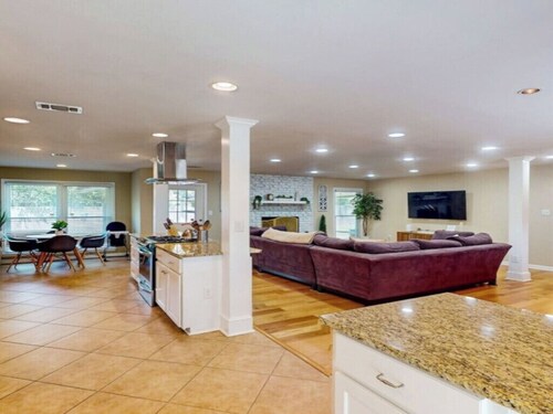 Charming 3-bed, 2- bath house with open concept living and sunroom in Savannah