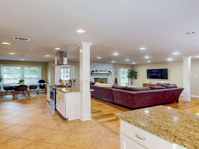 Charming 3-bed, 2- bath house with open concept living and sunroom in Savannah