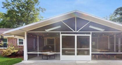 Charming 3-bed, 2- bath house with open concept living and sunroom in Savannah