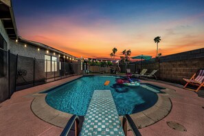 A heated pool - Desert Oasis w/ heated pool, themed rooms, family fun, close to golf & shopping! (Scottsdale)