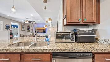 Een koelkast, een magnetron, een oven, een kookplaat