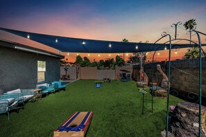 Property grounds - Desert Oasis w/ heated pool, themed rooms, family fun, close to golf & shopping! (Scottsdale)