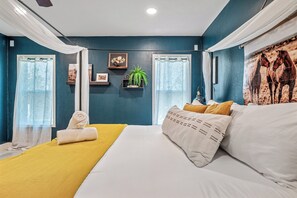 5 bedrooms, desk, iron/ironing board, travel cot - Desert Oasis w/ heated pool, themed rooms, family fun, close to golf & shopping! (Scottsdale)