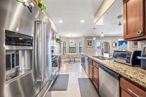 Fridge, microwave, oven, stovetop - Desert Oasis w/ heated pool, themed rooms, family fun, close to golf & shopping! (Scottsdale)