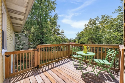 Charming 2-bedroom house in Old Hickory Village, Walk along the lake road.