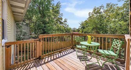 Charming 2-bedroom house in Old Hickory Village, Walk along the lake road.