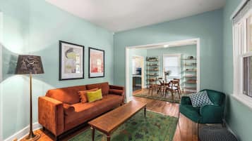 TV connectée, livres, chaîne hi-fi