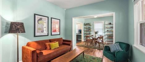 Smart-TV, bøker og stereoanlegg