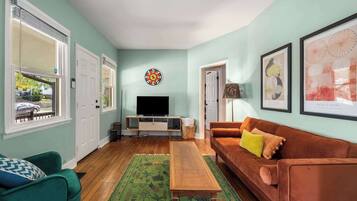 TV connectée, livres, chaîne hi-fi