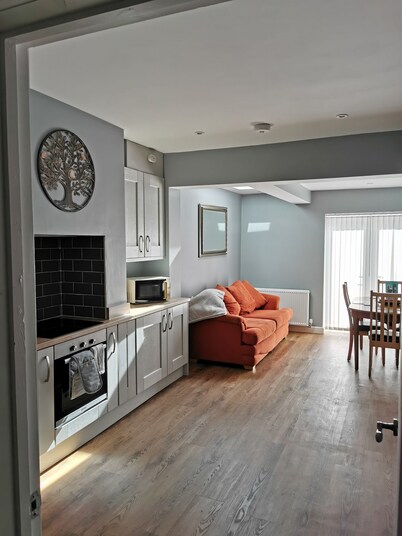 Relaxing home close to Worcester City Centre. Ideal for short or long stays