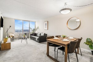 公寓, 1 间卧室, 城市景观 | 起居区 | 50-英寸等离子电视（配备有线频道）