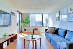 舒适公寓, 2 间卧室, 城市景观 | 起居区 | 50-英寸等离子电视（配备有线频道）