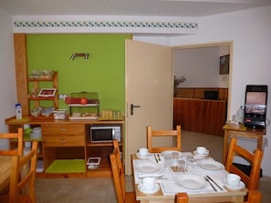 Free daily continental breakfast  - Pension El Ciervo (Lloret de Mar)