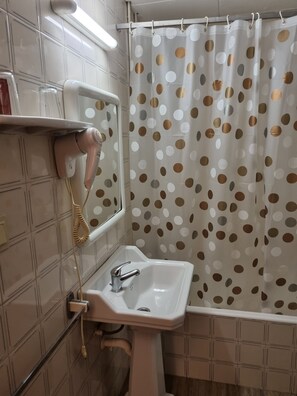 Standard-dobbeltværelse | Badeværelse | Hårtørrer, håndklæder, Sæbe, Shampoo