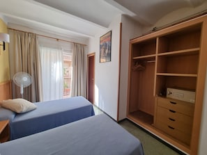 Twin Room, Balcony - Pension El Ciervo (Lloret de Mar)