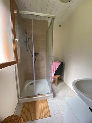 Een haardroger, handdoeken, toiletpapier