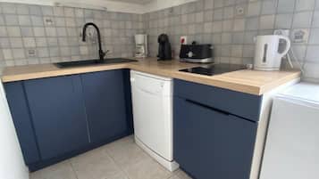 Réfrigérateur, micro-ondes, plaque de cuisson, lave-vaisselle