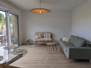 Living area - Loue Maison T2 de Charme, Meublée, Neuf sur le Bassin Darcachon (Gujan-Mestras)