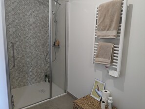Haartrockner, Handtücher, Seife, Toilettenpapier