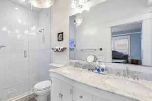 Shower, eco-friendly toiletries, hair dryer, towels - Spacious Hyde Park Retreat on Packwood (Tampa)