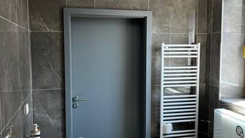 Dusche, Haartrockner, HandtĂŒcher, Seife