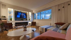 Smart TV, fireplace, books, music library - Luxurious and Glamorous Apartment (Paris)