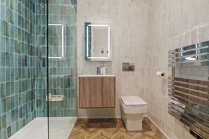 Shower, hair dryer, towels - 3 Croft House - Beach Front, Sea Views, Parking (Tenby)