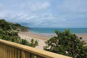 On the beach - 3 Croft House - Beach Front, Sea Views, Parking (Tenby)