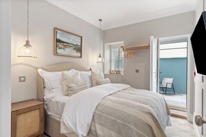 2 bedrooms, iron/ironing board, travel crib, free WiFi - 3 Croft House - Beach Front, Sea Views, Parking (Tenby)