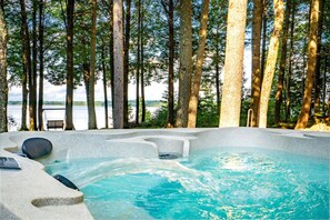 Outdoor spa tub - Lake front, hot tub, kayak, paddle board, Dogs, Mount Desert Island, Bar Harbor! (Mariaville)