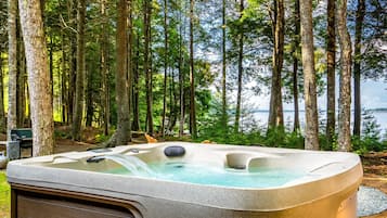 Tina de hidromasaje al aire libre