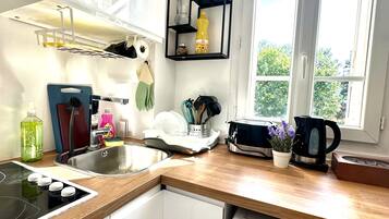 Een microgolfoven, een oven, een kookplaat, een vaatwasser