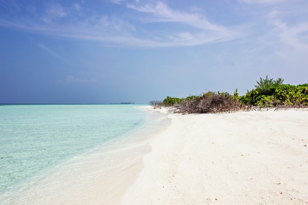 Una playa cerca, arena blanca