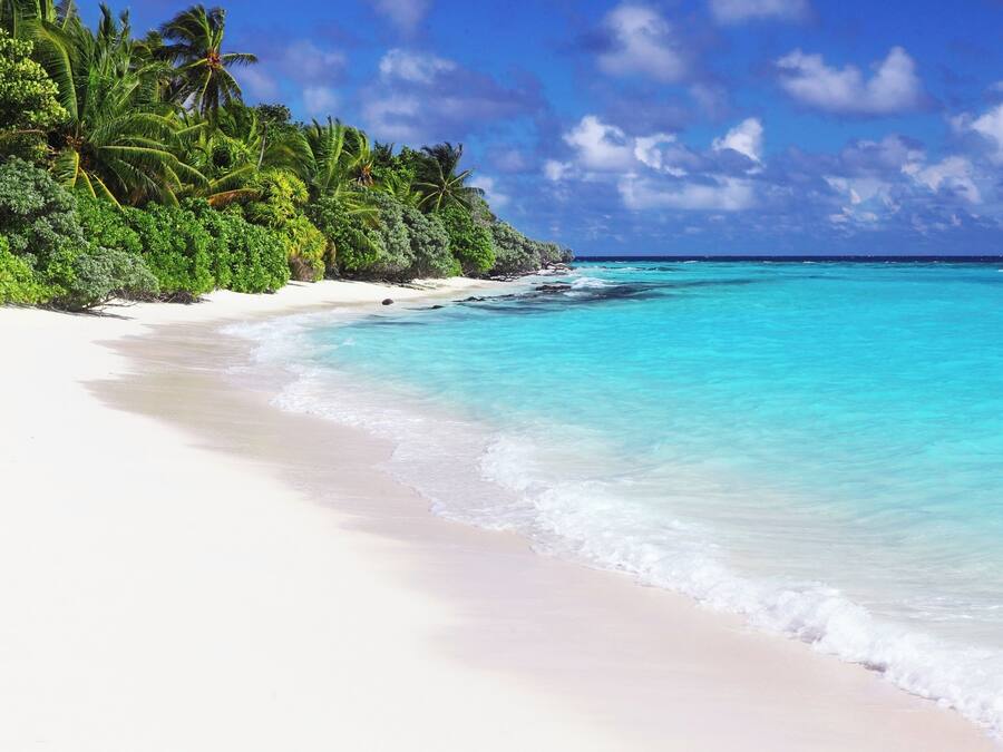 Ubicación cercana a la playa y arena blanca