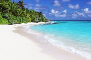 Nära stranden och vit sandstrand