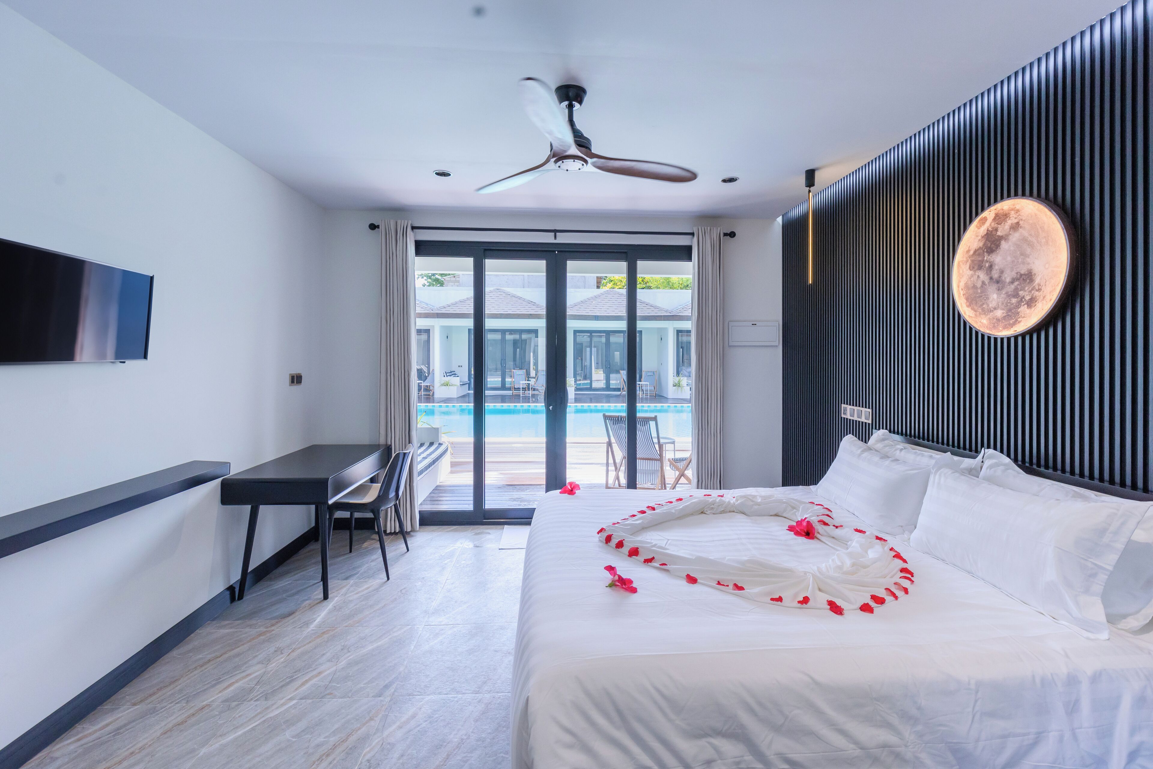 Deluxe Double Room, Pool View | Room amenity