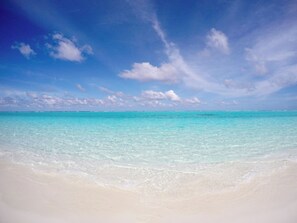 Beach nearby, white sand - Hakuna Maldives (Thoddoo)