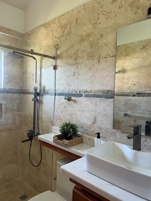 Dusche, Haartrockner, Handtücher, Seife