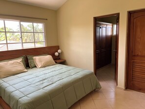 5 bedrooms, iron/ironing board, WiFi, bed sheets