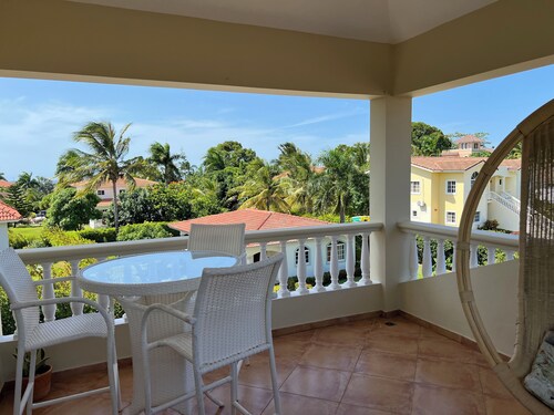 Charming 5 bedroom/5 bathroom villa walking distance to the center of town