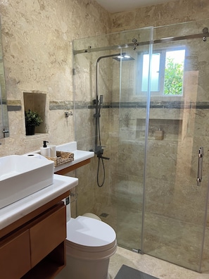 Dusche, Haartrockner, Handtücher, Seife