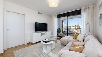 Apartamento superluxo, vista para a cidade | Área de estar | TV 5 polegadas com canais via satélite